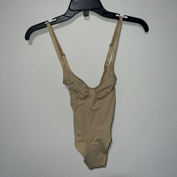 NWOT SKIMS SHAPEWEAR SEAMLESS SCULPT THONG BODYSUIT CLAY SMALL - Picture 1 of 3